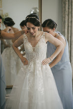 Load image into Gallery viewer, Michelle Roth &#39;SPRING 2019, unknown specific style name&#39; wedding dress size-04 PREOWNED
