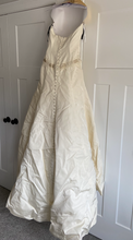 Load image into Gallery viewer, Monique Lhuillier &#39;Gianna&#39; wedding dress size-04 PREOWNED
