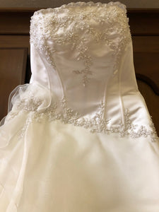 Maggie Sottero 'Couture' wedding dress size-08 PREOWNED