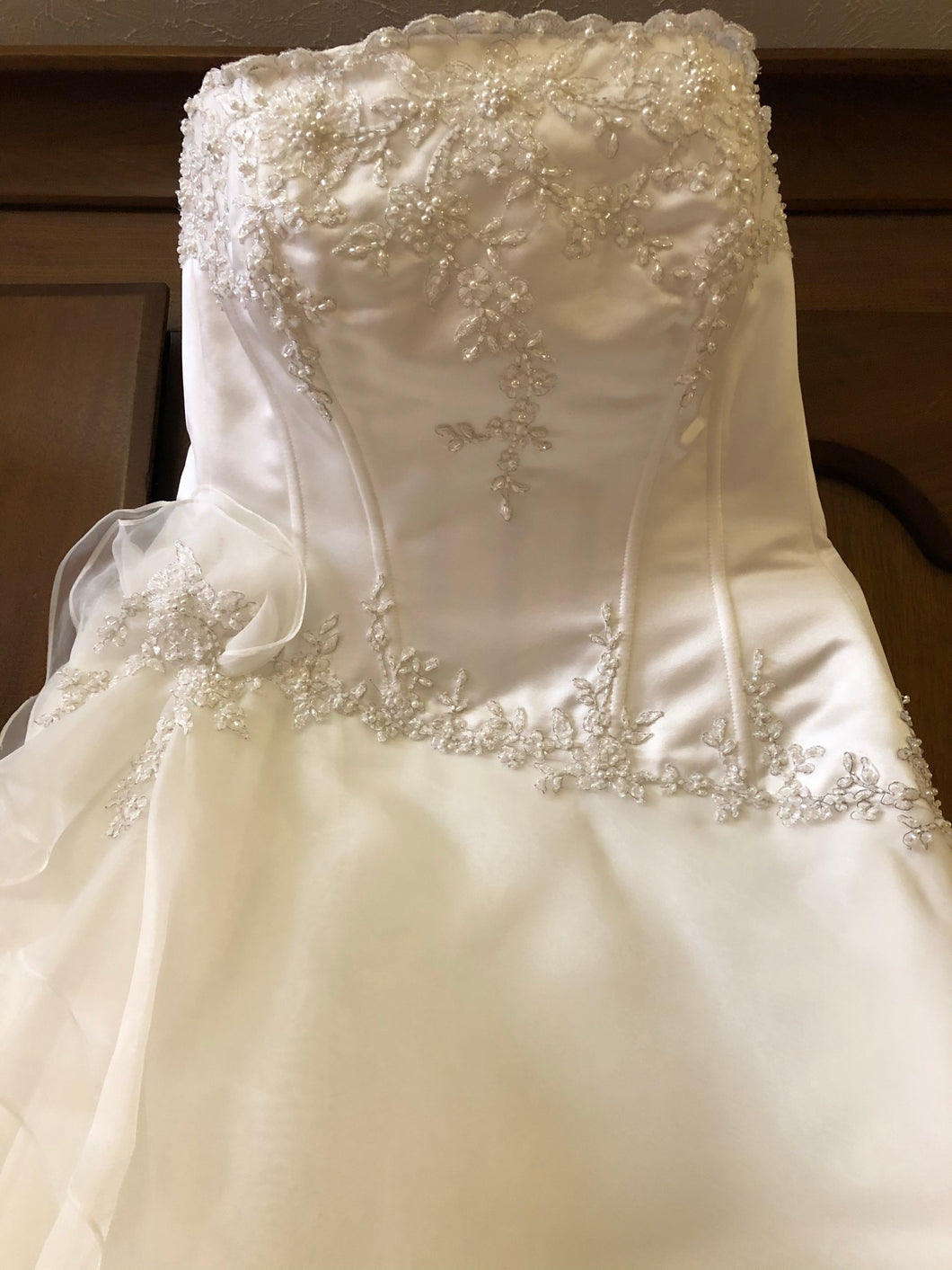 Maggie Sottero 'Couture' wedding dress size-08 PREOWNED