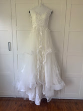 Load image into Gallery viewer, Casablanca &#39;bl219 Sweet&#39; wedding dress size-00 PREOWNED
