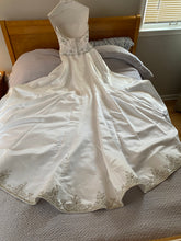 Load image into Gallery viewer, Jasmine Couture Bridal &#39;High Neck Halter&#39; wedding dress size-08 PREOWNED
