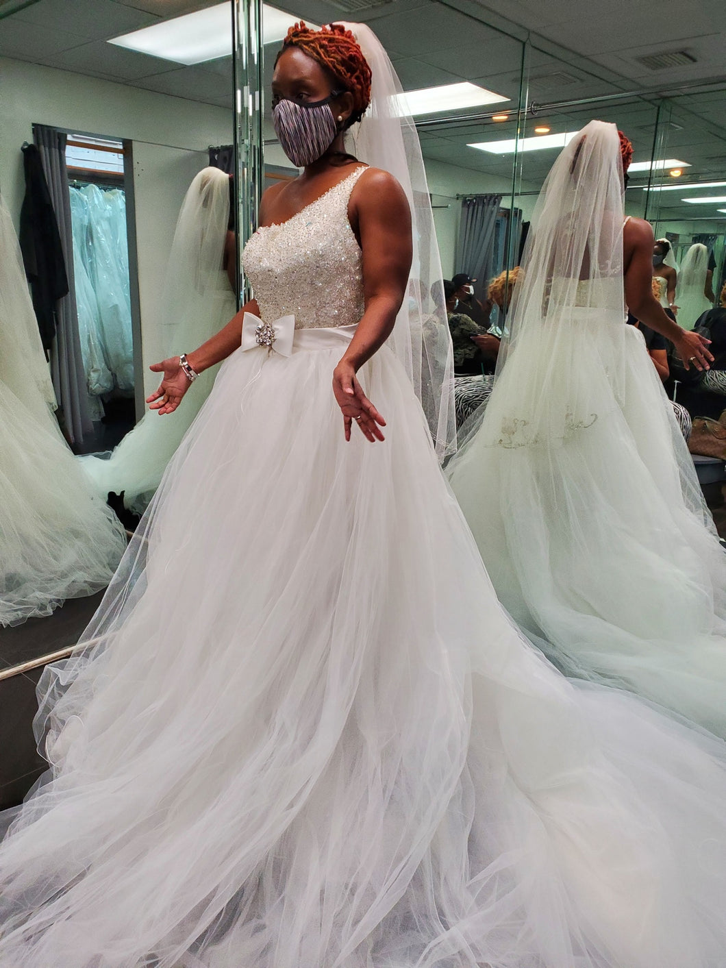 Demetrios 'Cosmobella Collection ' wedding dress size-00 PREOWNED