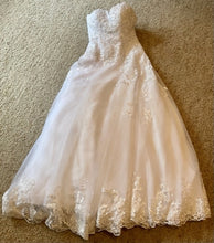Load image into Gallery viewer, Jewel &#39;7V3836&#39; wedding dress size-02 PREOWNED
