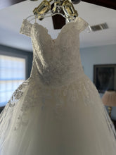 Load image into Gallery viewer, Casablanca &#39;2312 &quot;Gracie&quot;&#39; wedding dress size-10 NEW
