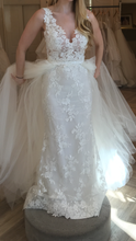 Load image into Gallery viewer, Lazaro &#39;Venice Lace&#39; size 6 used wedding dress front view on bride
