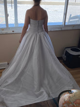 Load image into Gallery viewer, Vera Wang White &#39;VW351178&#39; wedding dress size-06 NEW
