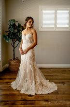 Load image into Gallery viewer, Martina Liana &#39;1147&#39; wedding dress size-04 PREOWNED
