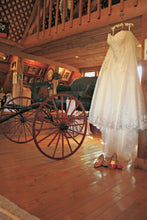 Load image into Gallery viewer, David&#39;s Bridal &#39;9V3836VINTAGER&#39; wedding dress size-20 PREOWNED
