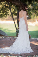 Load image into Gallery viewer, Allure Bridals &#39;9452&#39; wedding dress size-06 PREOWNED
