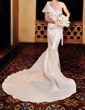 Load image into Gallery viewer, Edith Palm &#39;Custom Made&#39; wedding dress size-00 PREOWNED
