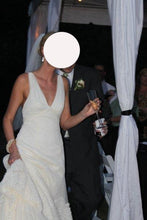 Load image into Gallery viewer, Vera Wang &#39;unknown&#39; wedding dress size-02 PREOWNED
