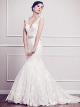 Load image into Gallery viewer, Kenneth Winston &#39;1573&#39; size 4 used wedding dress front view on model
