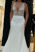 Load image into Gallery viewer, Mikaella &#39;2297&#39; wedding dress size-06 NEW

