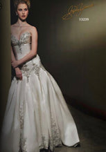Load image into Gallery viewer, Stephen Yearick &#39;13239&#39; size 6 new wedding dress front view on model
