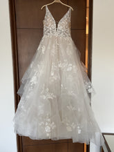 Load image into Gallery viewer, Martina Liana &#39;1105&#39; wedding dress size-08 PREOWNED
