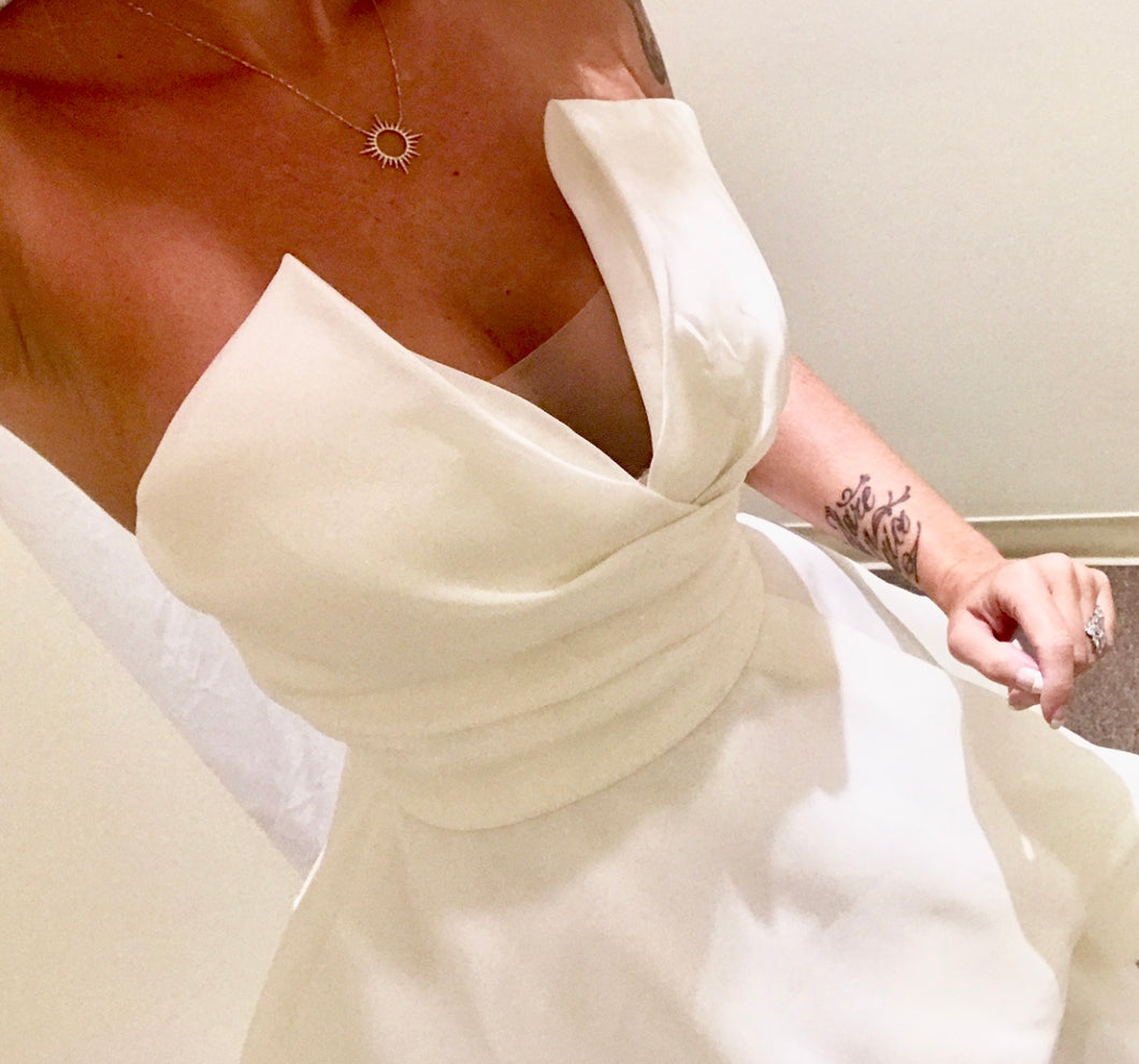 Monique Lhuillier 'Emerson' size 4 new wedding dress front view of bustline