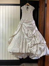 Load image into Gallery viewer, Maggie Sottero &#39;Perla Lynette A3632&#39; wedding dress size-08 NEW

