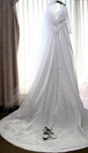 Load image into Gallery viewer,  &#39;Lovely&#39; wedding dress size-24 PREOWNED
