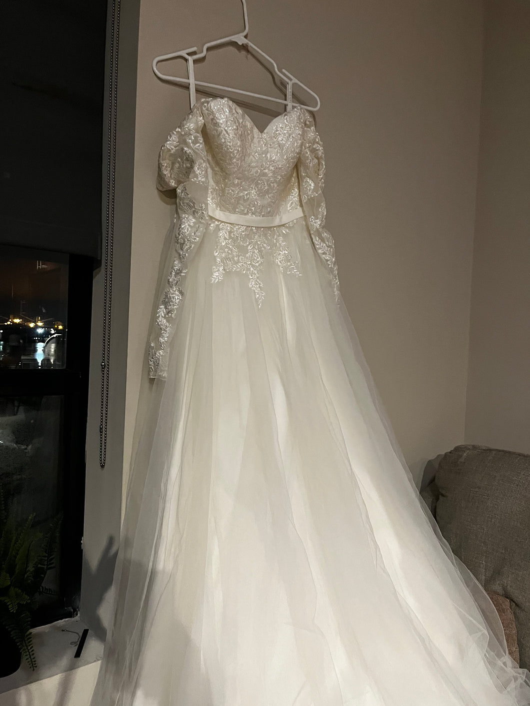 David's Bridal 'LONG SLEEVE WEDDING DRESS WITH LOW BACK' wedding dress size-04 PREOWNED