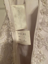Load image into Gallery viewer, Allure &#39;2316&#39; wedding dress size-08 PREOWNED
