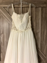 Load image into Gallery viewer, Sincerity &#39;3991&#39; wedding dress size-06 PREOWNED
