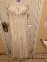 Load image into Gallery viewer, Maison signore  &#39;Ruby &#39; wedding dress size-04 PREOWNED
