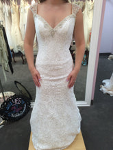Load image into Gallery viewer, Alfred Angelo &#39;2524&#39; size 6 new wedding dress front view on bride
