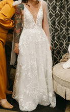 Load image into Gallery viewer, Made With Love &#39;Elsie Flowy&#39; wedding dress size-02 PREOWNED
