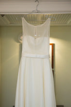 Load image into Gallery viewer, Augusta Jones &#39;Marilyn&#39; wedding dress size-04 PREOWNED
