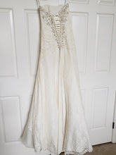 Load image into Gallery viewer, David&#39;s Bridal &#39;YP3344&#39; wedding dress size-02 PREOWNED
