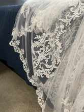 Load image into Gallery viewer, Essense of Australia &#39;D2451&#39; wedding dress size-08 SAMPLE
