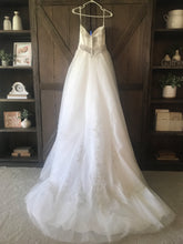 Load image into Gallery viewer, Casablanca &#39;Celebrate Forever &#39; wedding dress size-00 PREOWNED
