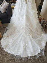 Load image into Gallery viewer, Sincerity &#39;3797&#39; wedding dress size-18 SAMPLE
