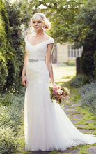 Load image into Gallery viewer, Essence of Australia &#39;1802&#39; size 0 used wedding dress front view on model
