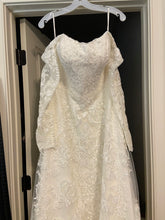Load image into Gallery viewer, Oleg Cassini &#39;Classic style&#39; wedding dress size-06 NEW
