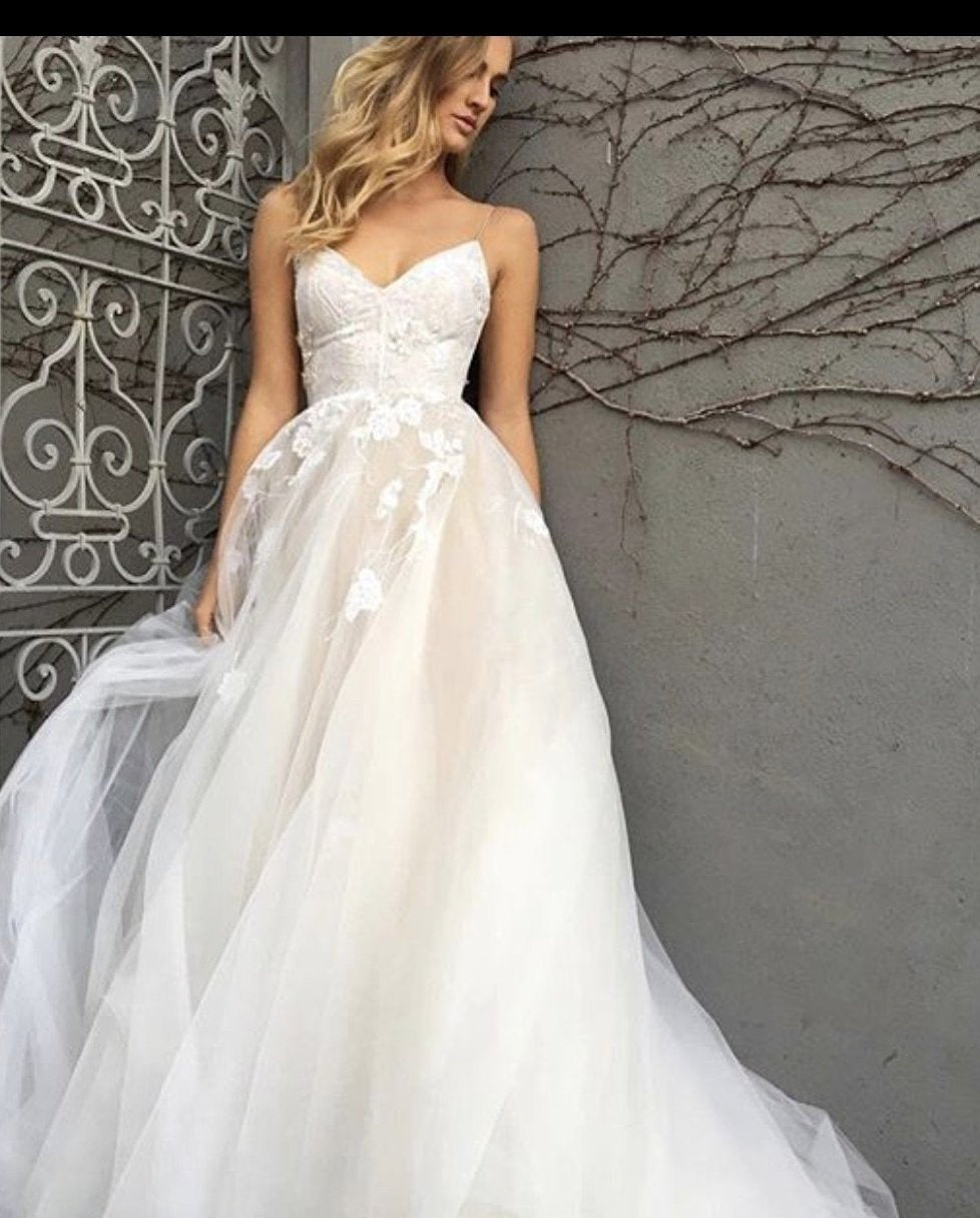 Monique Lhuillier 'Astor' size 10 sample wedding dress front view on model