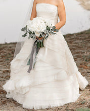 Load image into Gallery viewer, Vera Wang &#39;21212&#39; size 4 sample wedding dress front view on bride
