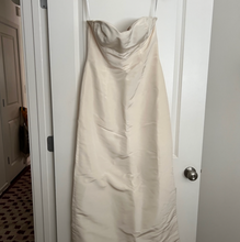 Load image into Gallery viewer, Oscar de la Renta &#39;77NS28&#39; wedding dress size-08 PREOWNED
