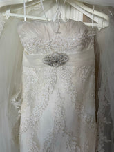 Load image into Gallery viewer, Pronovias &#39;Barcelona &#39; wedding dress size-02 NEW
