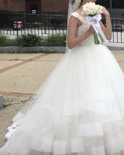 Load image into Gallery viewer, Lazaro &#39;Princess&#39; size 6 used wedding dress front view on bride
