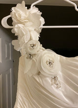 Load image into Gallery viewer, Allure Bridals &#39;Elle&#39; size 2 used wedding dress front view close up
