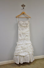Load image into Gallery viewer, Alfred Angelo &#39;Ariel&#39; size 6 used wedding dress front view on bride
