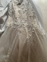 Load image into Gallery viewer, Martina Liana &#39;1057&#39; wedding dress size-06 SAMPLE
