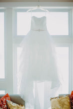 Load image into Gallery viewer, David&#39;s Bridal &#39;David’s Bridal&#39; wedding dress size-04 PREOWNED
