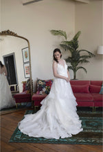 Load image into Gallery viewer, Eddy K. &#39;Not sure&#39; wedding dress size-04 PREOWNED
