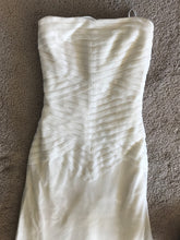 Load image into Gallery viewer, Vera Wang &#39;4003BN&#39; wedding dress size-02 PREOWNED
