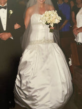 Load image into Gallery viewer, Kenneth Pool &#39;Degas&#39; wedding dress size-06 PREOWNED
