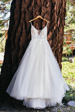 Load image into Gallery viewer, Watters &#39;Whitney (Style No. 65371098)&#39; wedding dress size-04 PREOWNED
