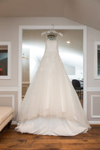 Load image into Gallery viewer, Anjolique Bridal &#39;46319&#39; size 6 used wedding dress front view on hanger
